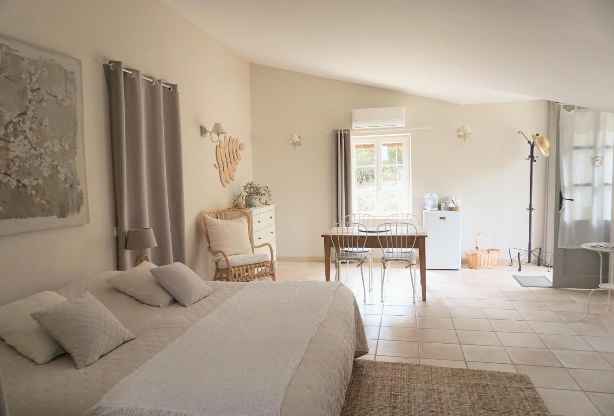 Hotel La Ferme Les Eybrachas Réauville Pokoj fotografie